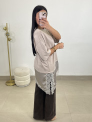 CAMISETA DETALLE ENCAJE ASIMETRICO topo