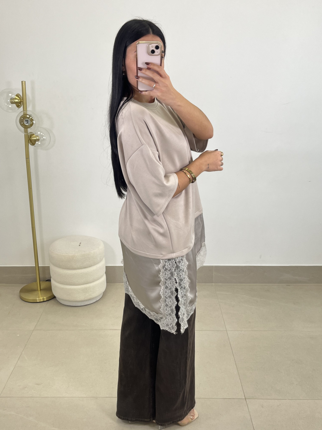 CAMISETA DETALLE ENCAJE ASIMETRICO topo