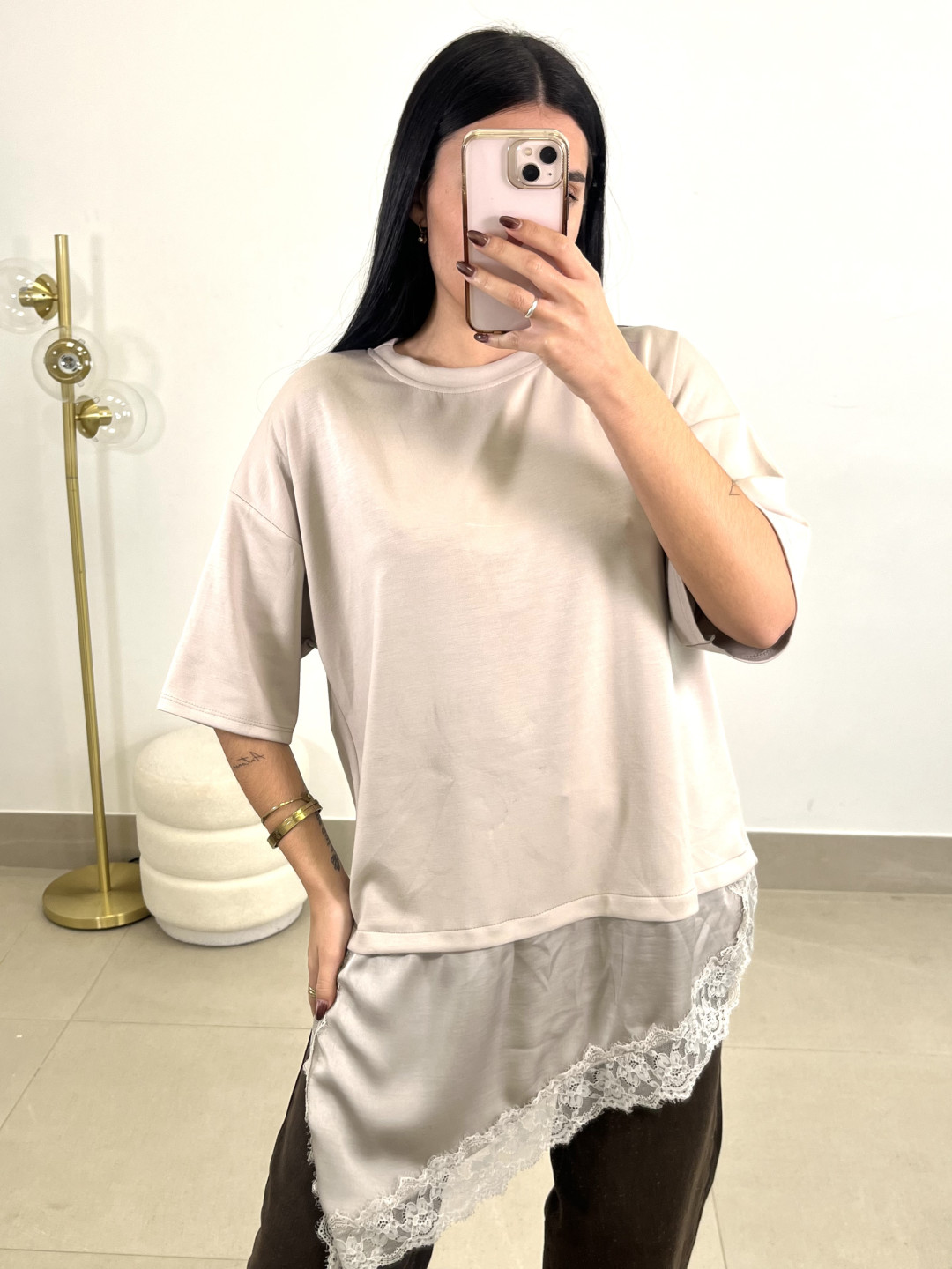 CAMISETA DETALLE ENCAJE ASIMETRICO topo