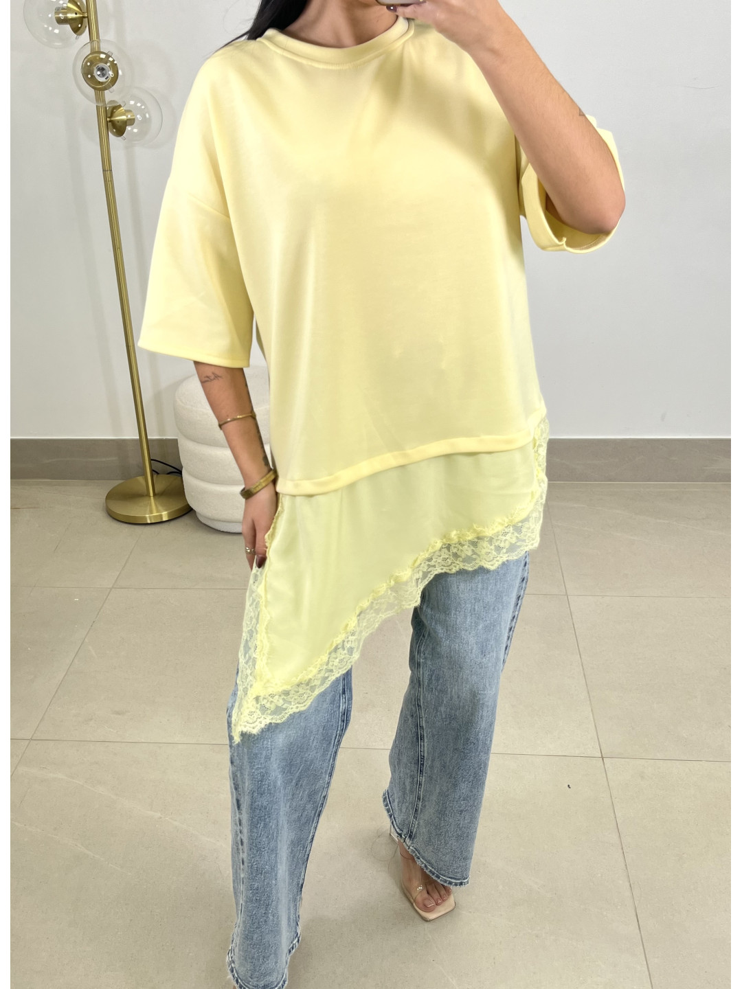 CAMISETA DETALLE ENCAJE ASIMETRICO amarillo