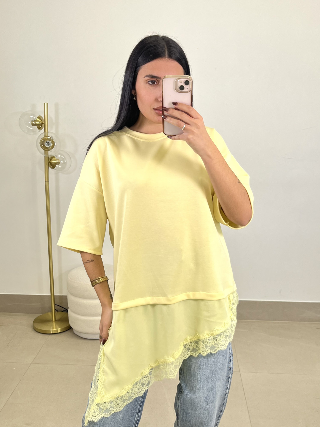 CAMISETA DETALLE ENCAJE ASIMETRICO amarillo