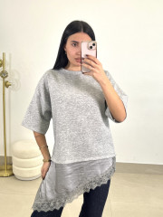 CAMISETA DETALLE ENCAJE ASIMETRICO gris