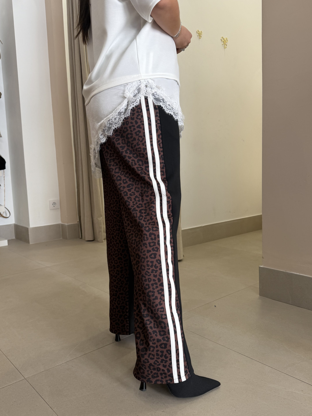 PANTALON RAYA LATERAL ANIMAL PRINT negro