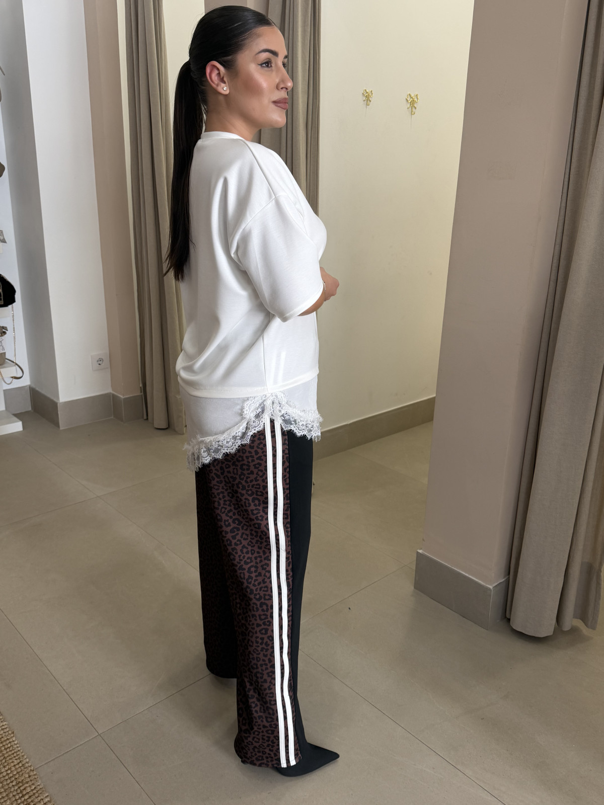 PANTALON RAYA LATERAL ANIMAL PRINT negro