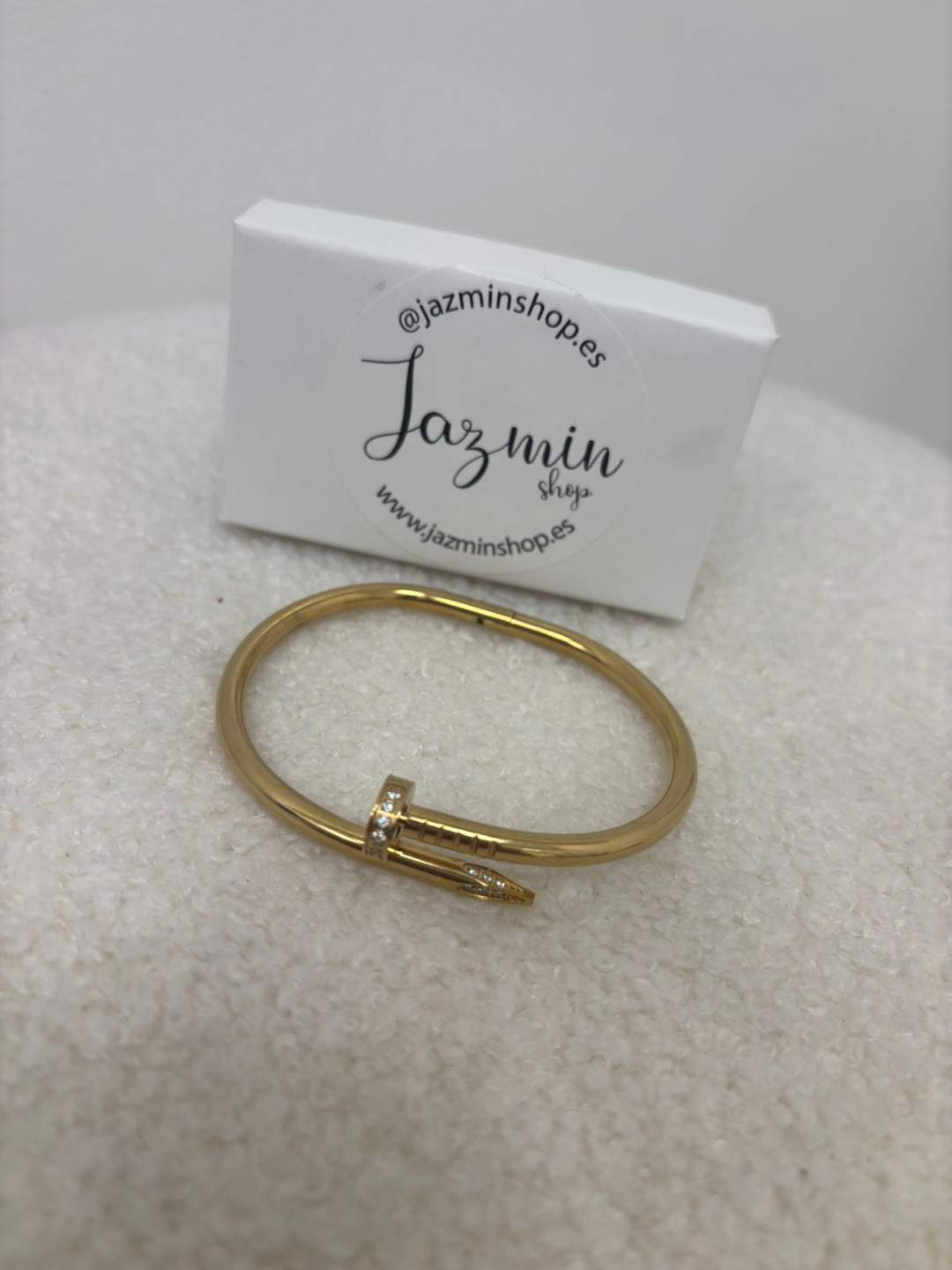 brazalete clavo dorado detalle circonita