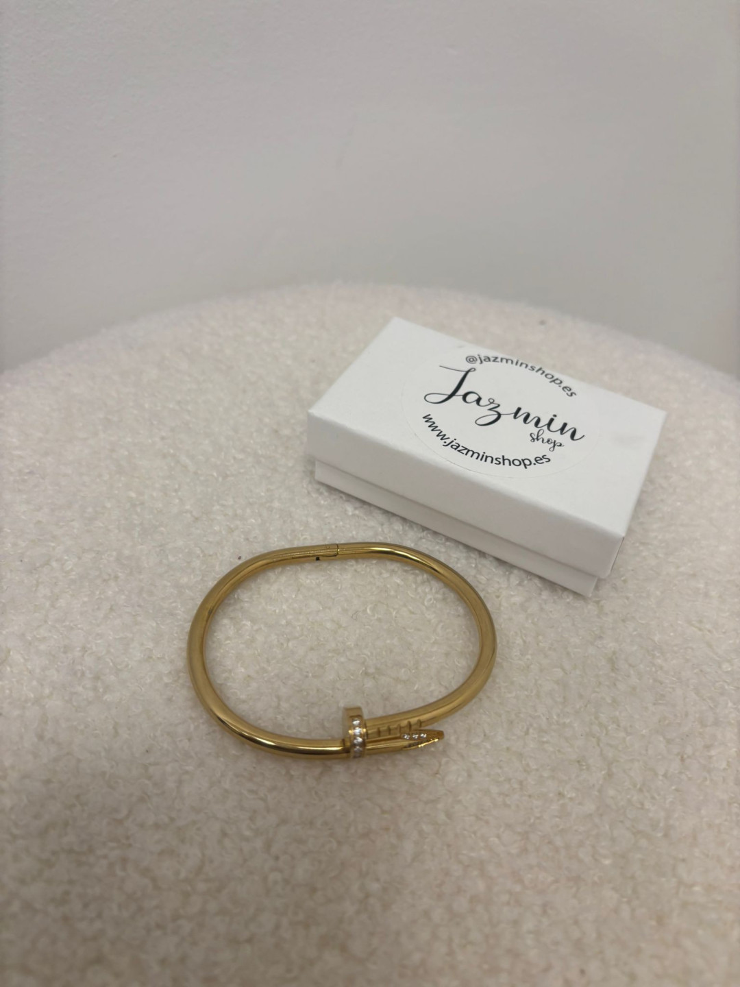 brazalete clavo dorado detalle circonita