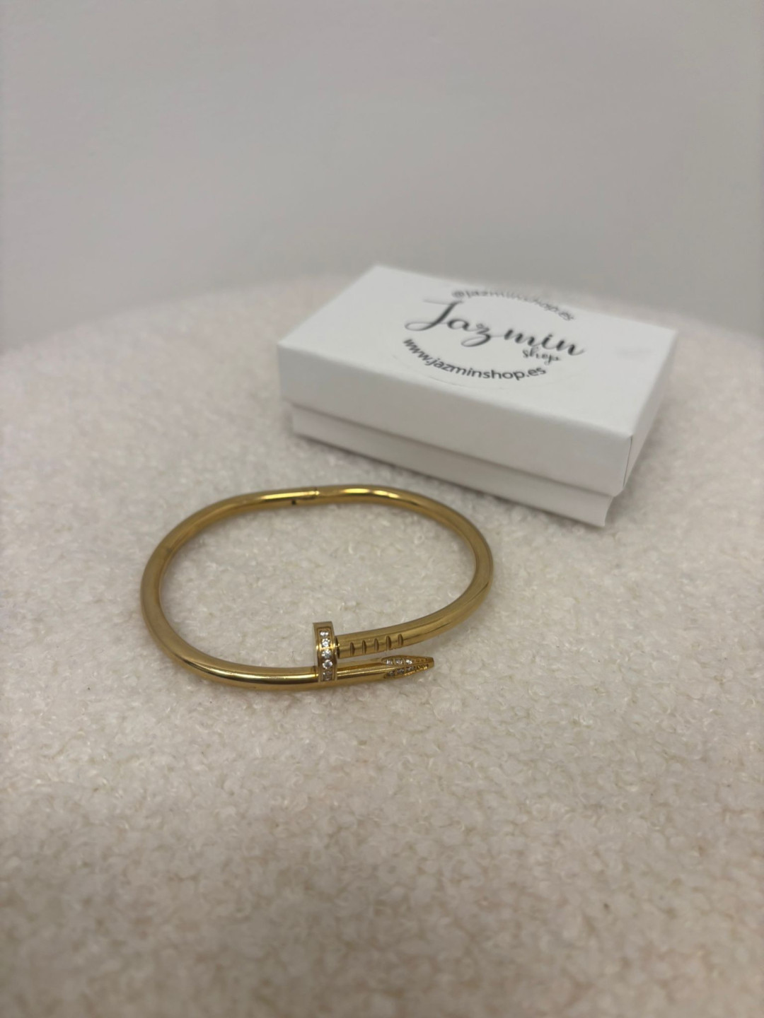 brazalete clavo dorado detalle circonita