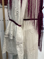 Bata perforada blanca detalle terciopelo