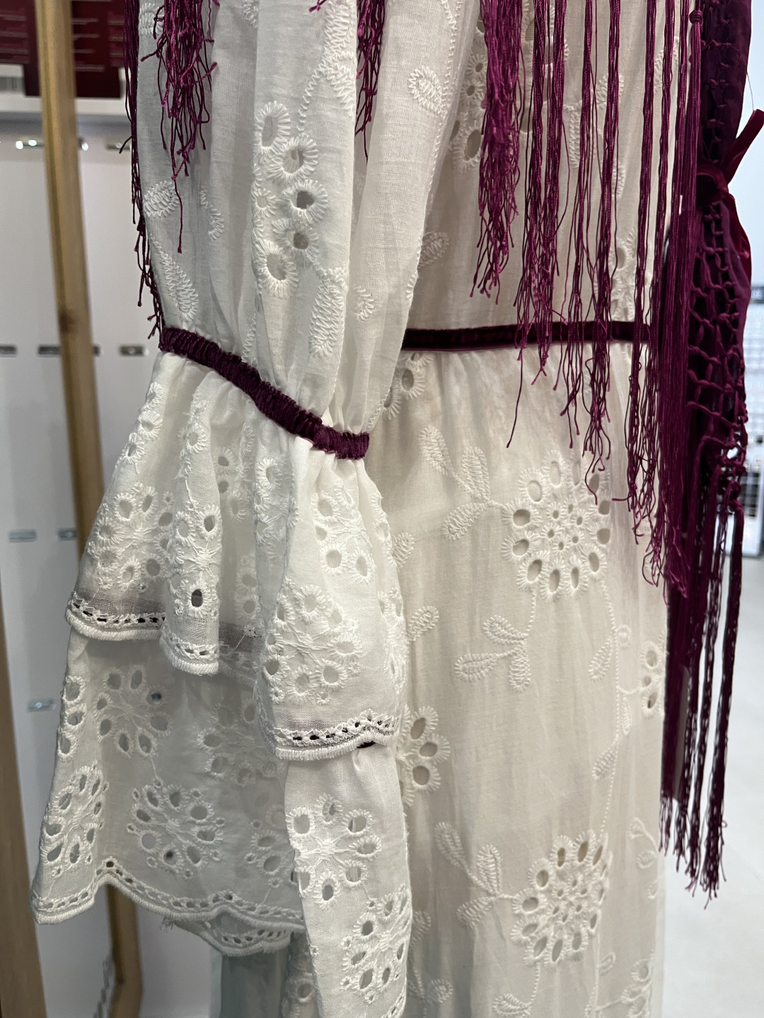 Bata perforada blanca detalle terciopelo