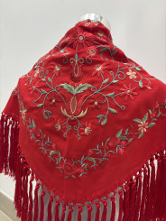 Manton rocio bordado rojo