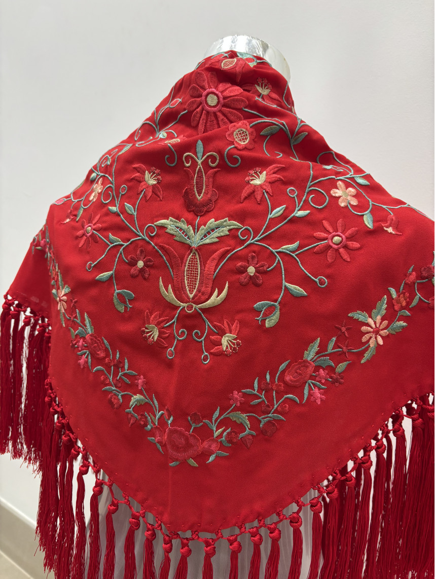 Manton rocio bordado rojo