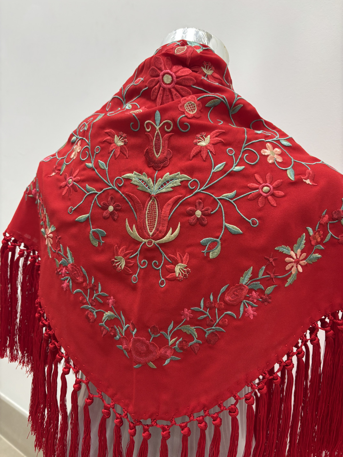 Manton rocio bordado rojo