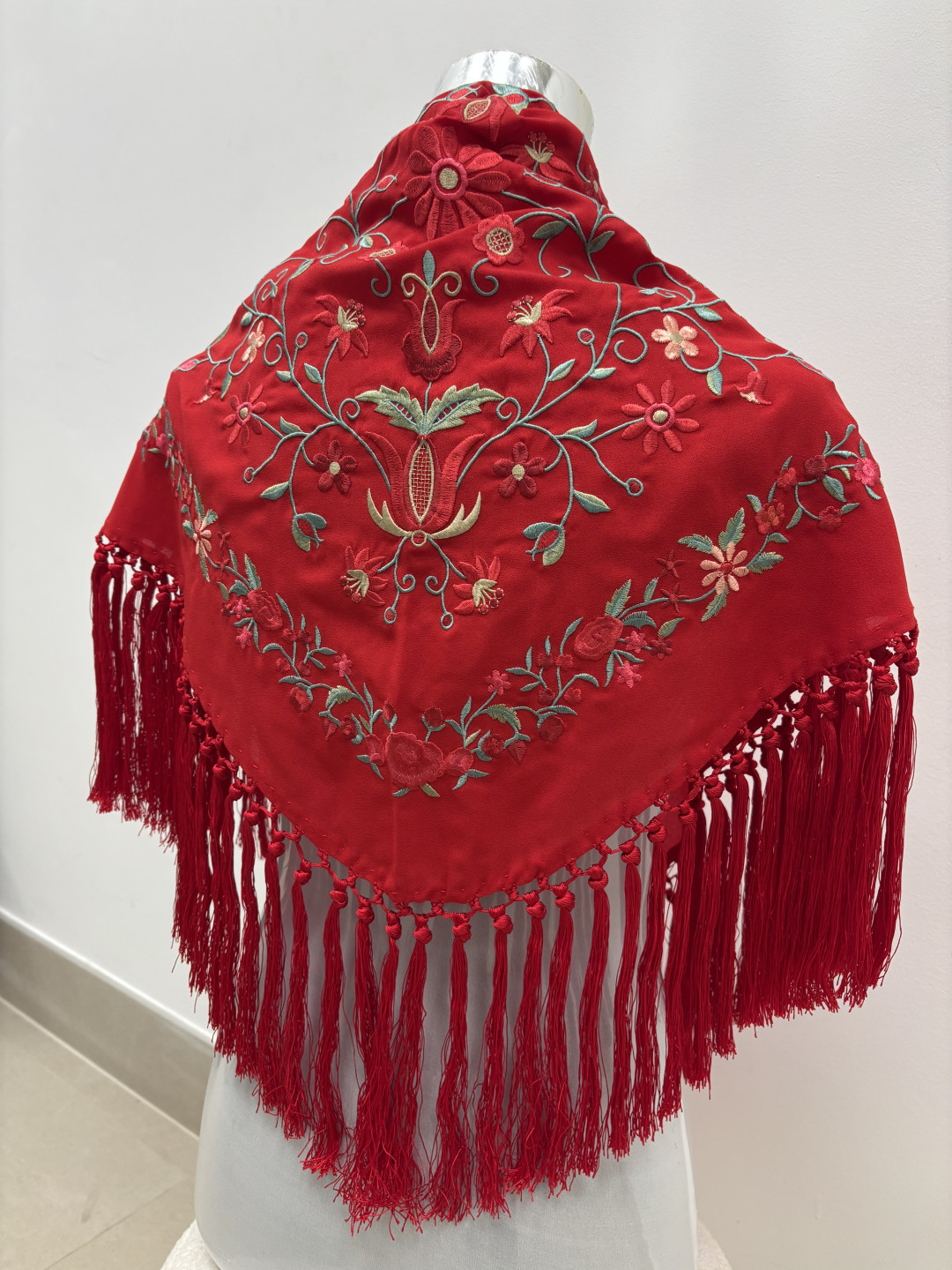 Manton rocio bordado rojo