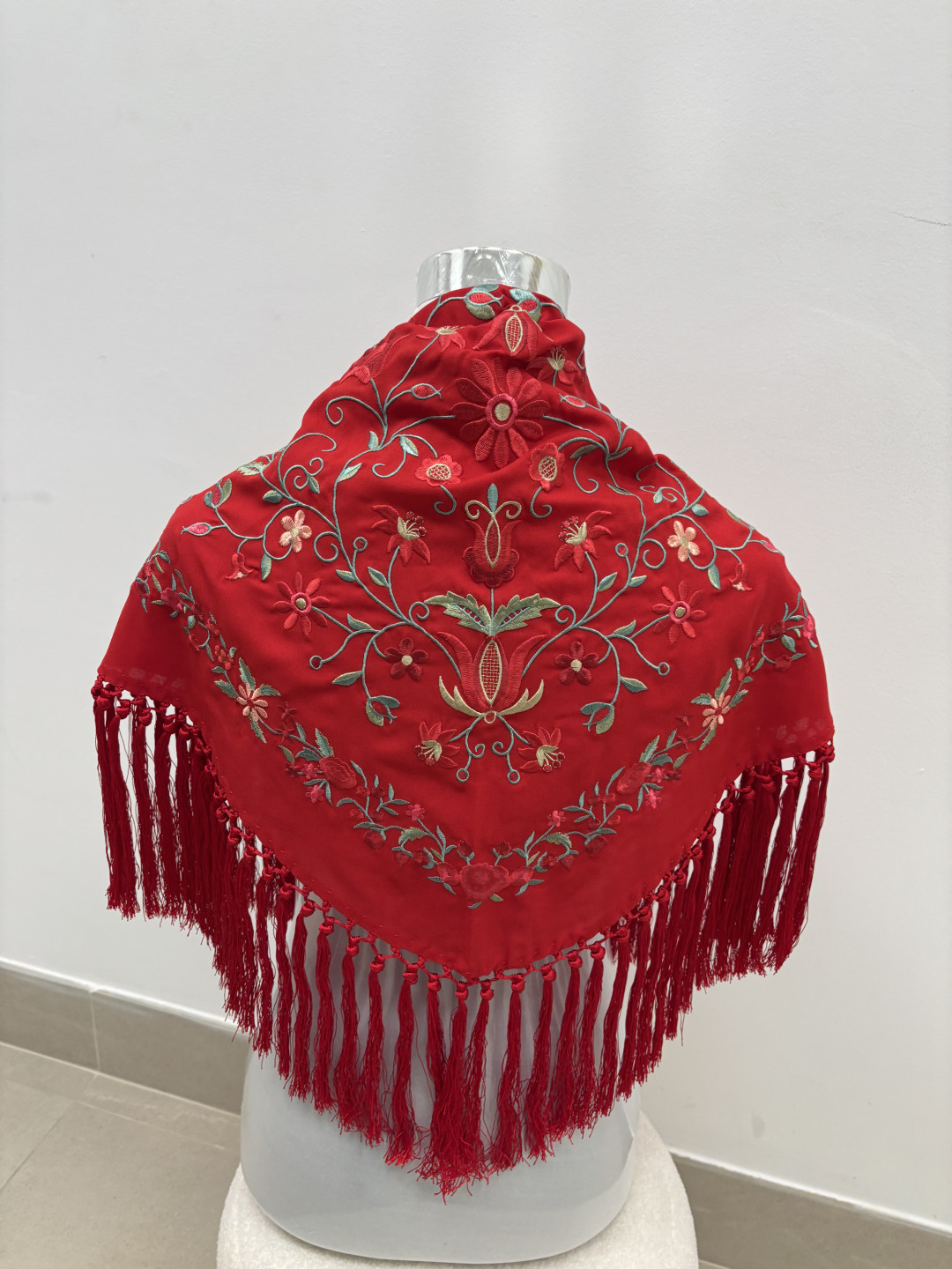 Manton rocio bordado rojo