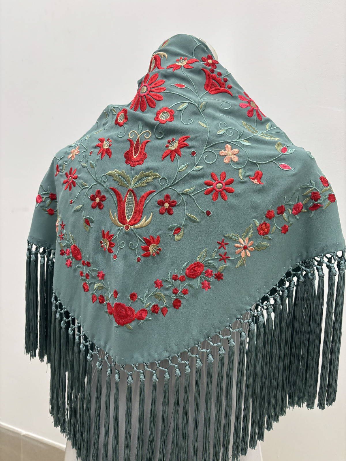 Manton rocio bordado empolvado