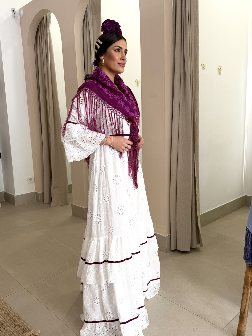 Bata perforada blanca detalle terciopelo