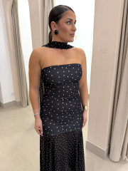 vestido negro con lunar blanco