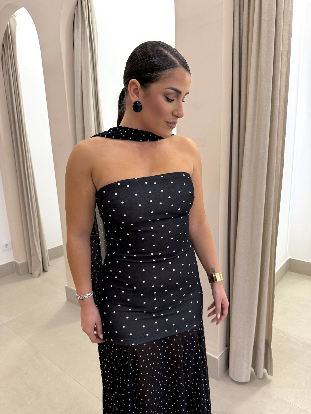 vestido negro con lunar blanco