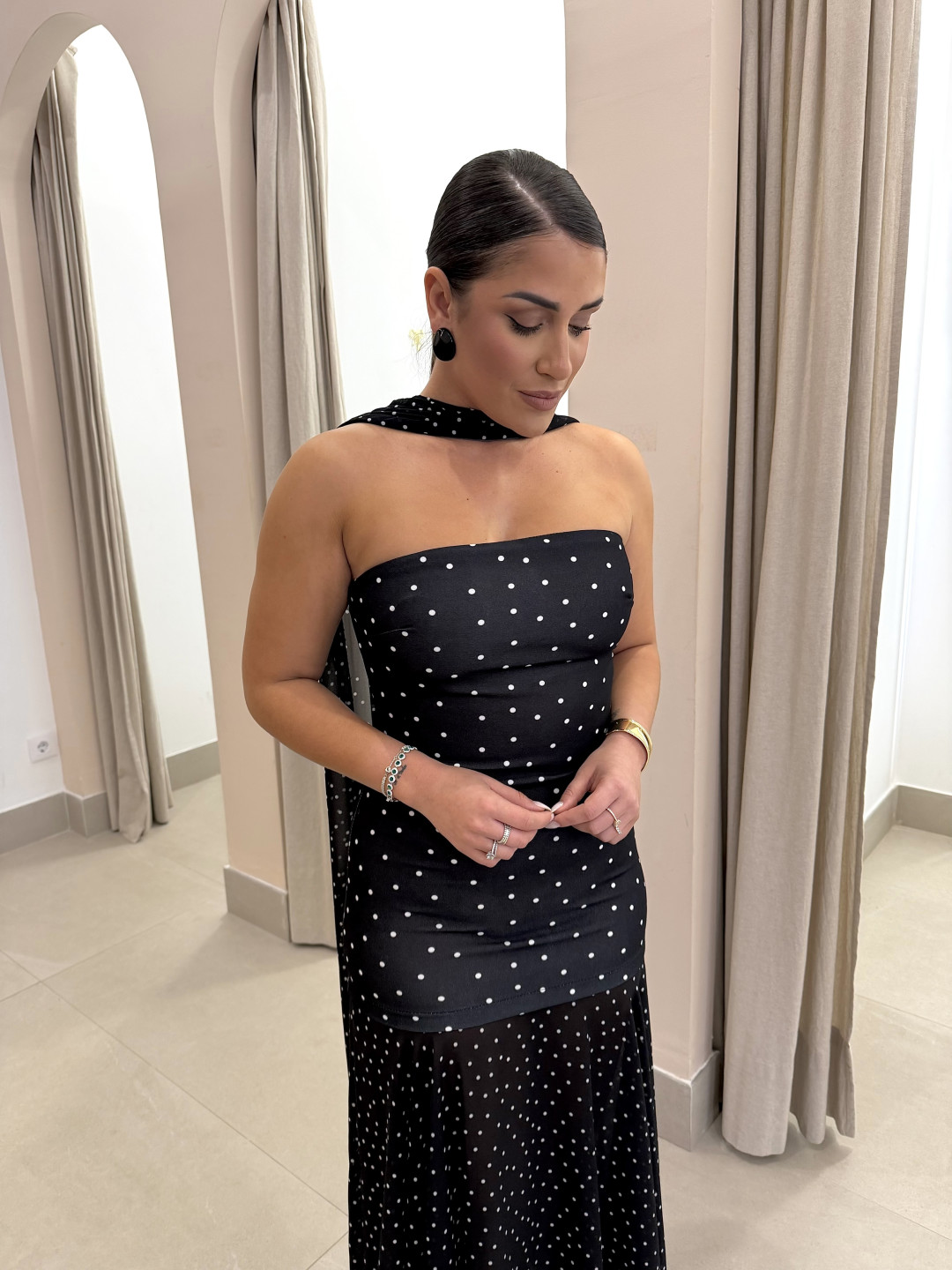 vestido negro con lunar blanco