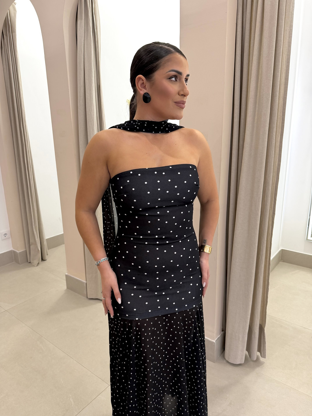 vestido negro con lunar blanco