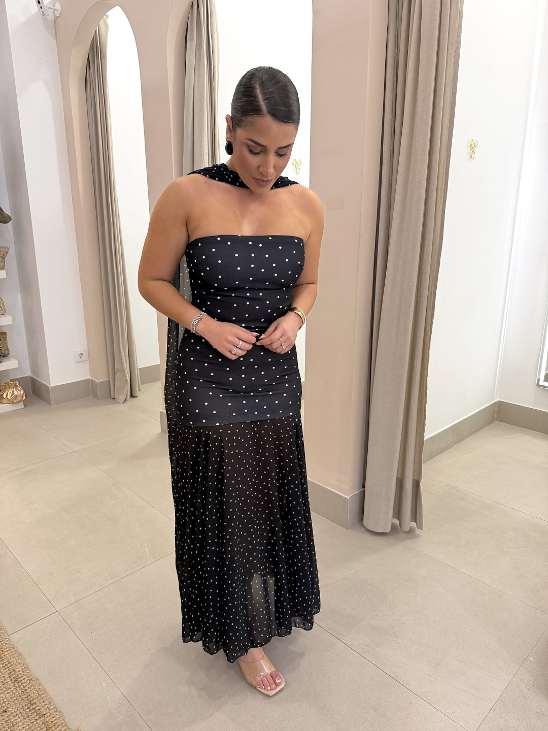 vestido negro con lunar blanco