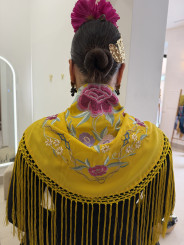 Manton amarillo bordado