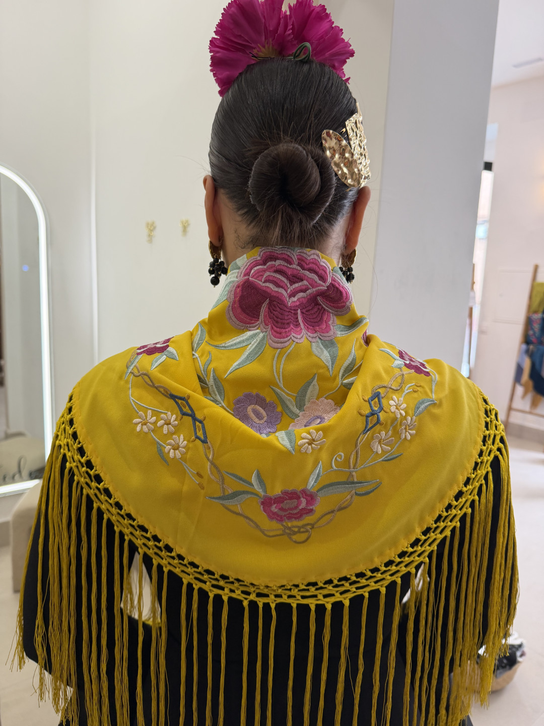Manton amarillo bordado