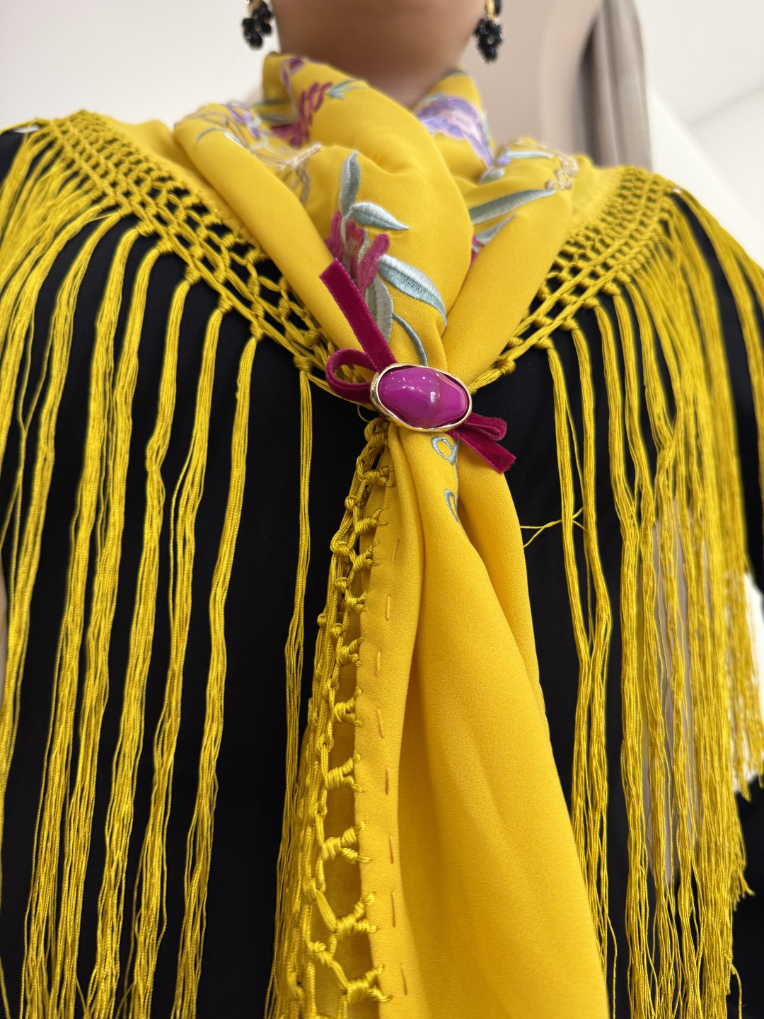 Manton amarillo bordado