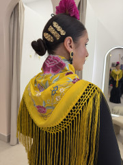 Manton amarillo bordado