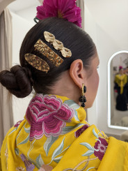 Manton amarillo bordado