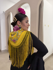 Manton amarillo bordado