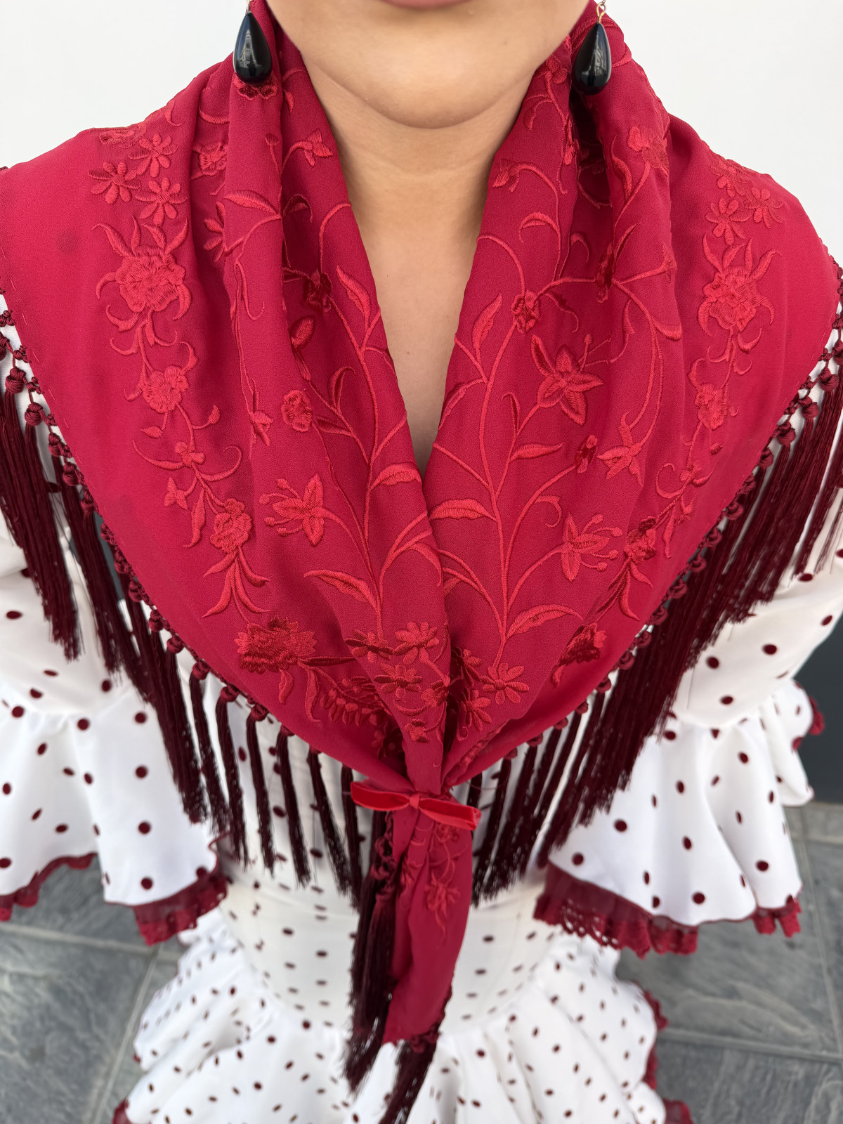 manton bordado unicolor tinto