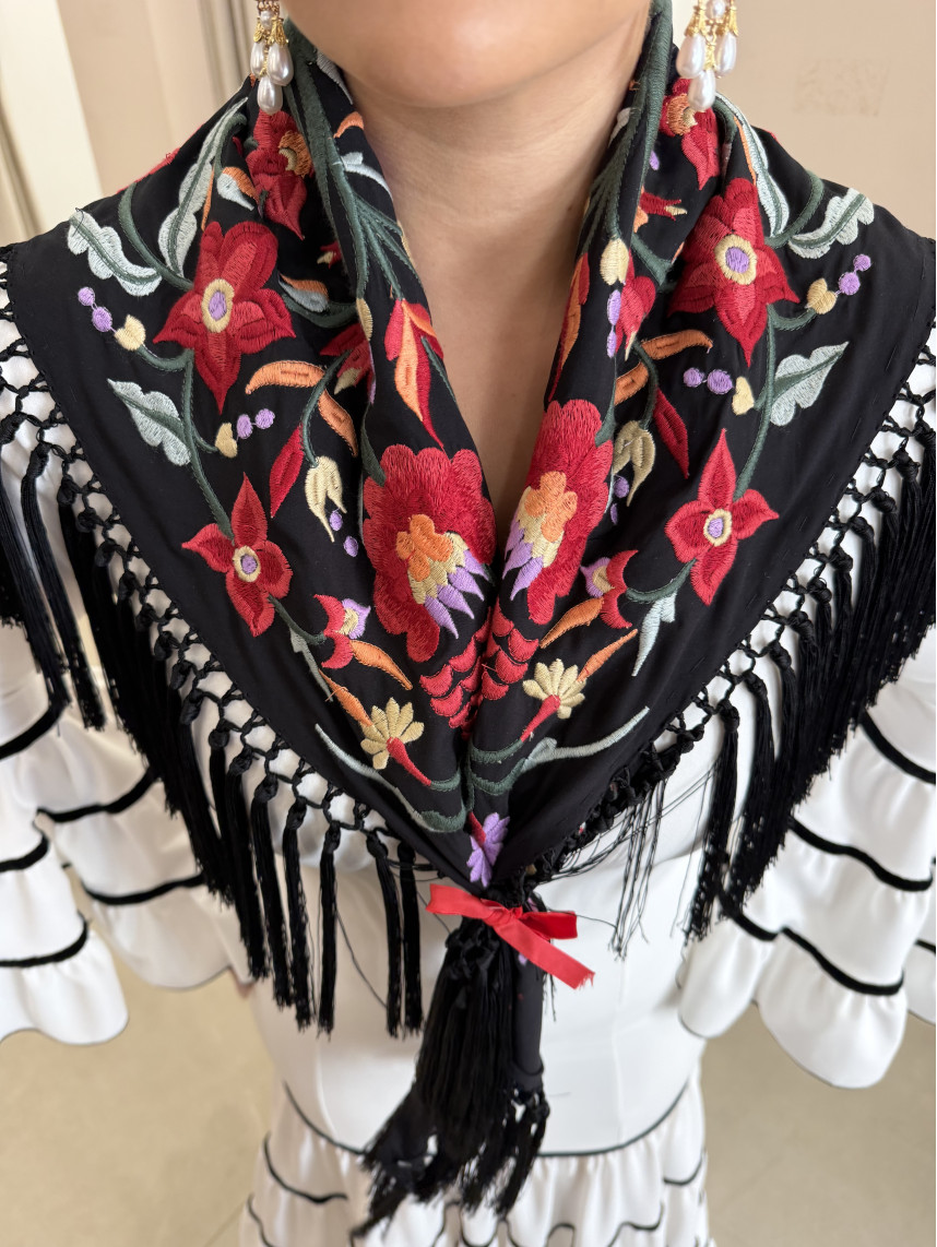 manton negro flor roja