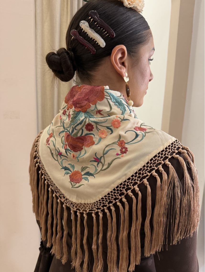 manton bordado camel con flores