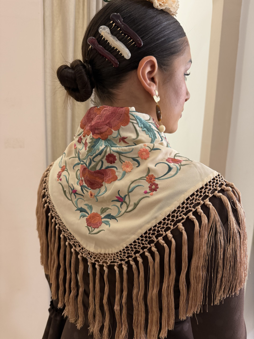 manton bordado camel con flores