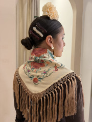 manton bordado camel con flores