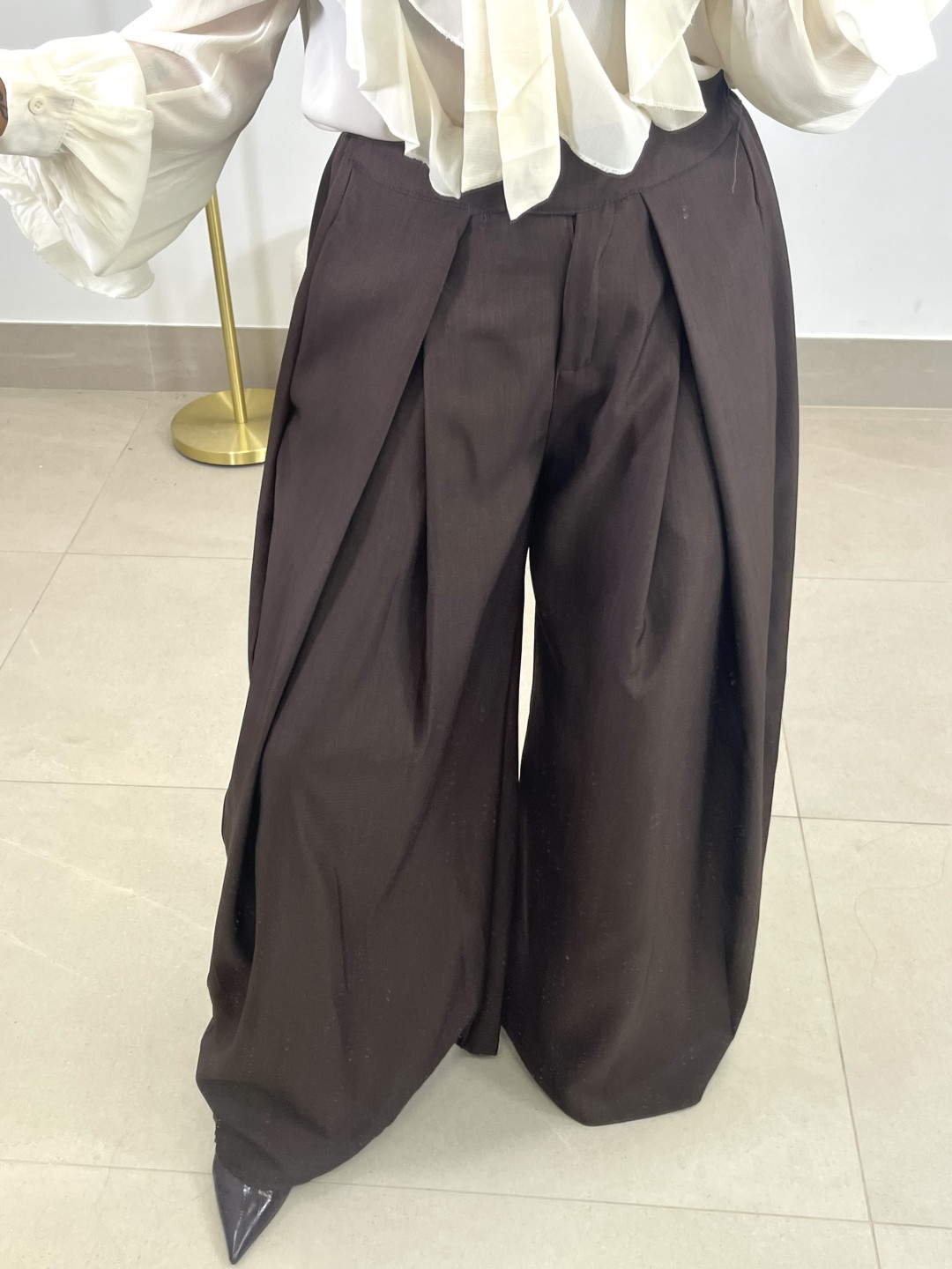 Pantalon pinzas barrel marron