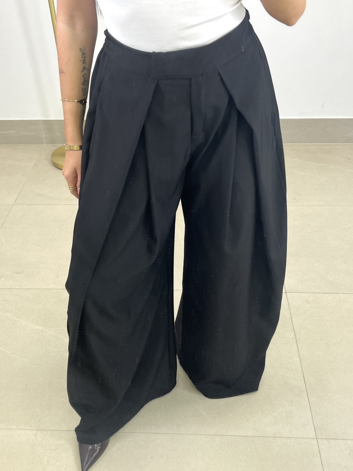 Pantalon pinzas barrel negro