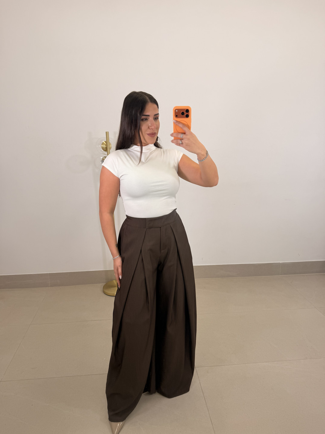 Pantalon pinzas barrel marron