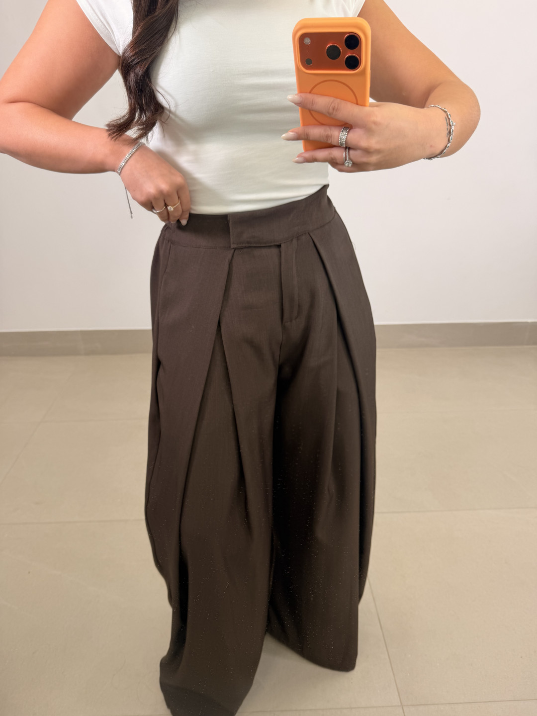 Pantalon pinzas barrel marron