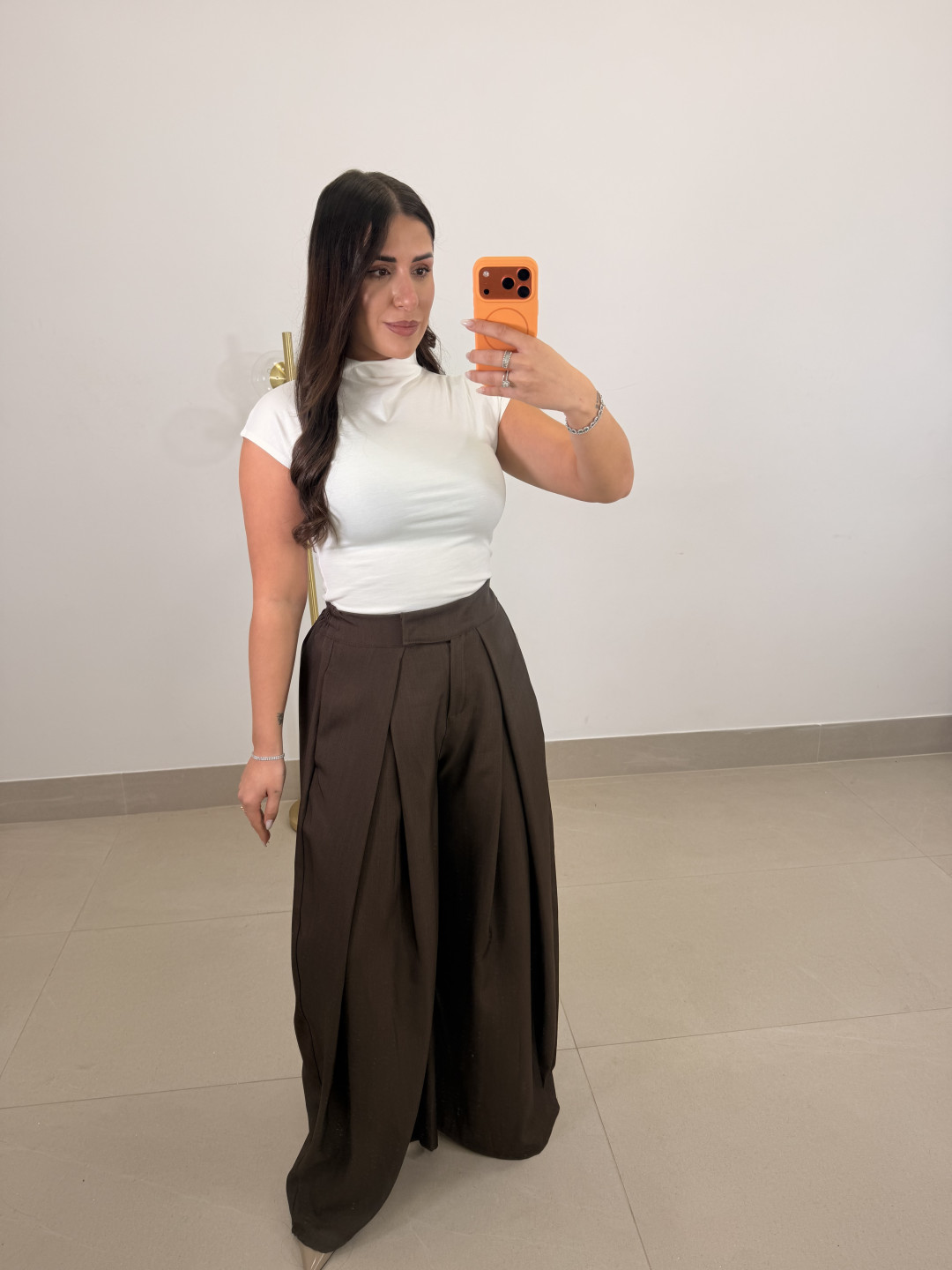 Pantalon pinzas barrel marron