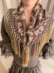 Manton marron bordado dorado