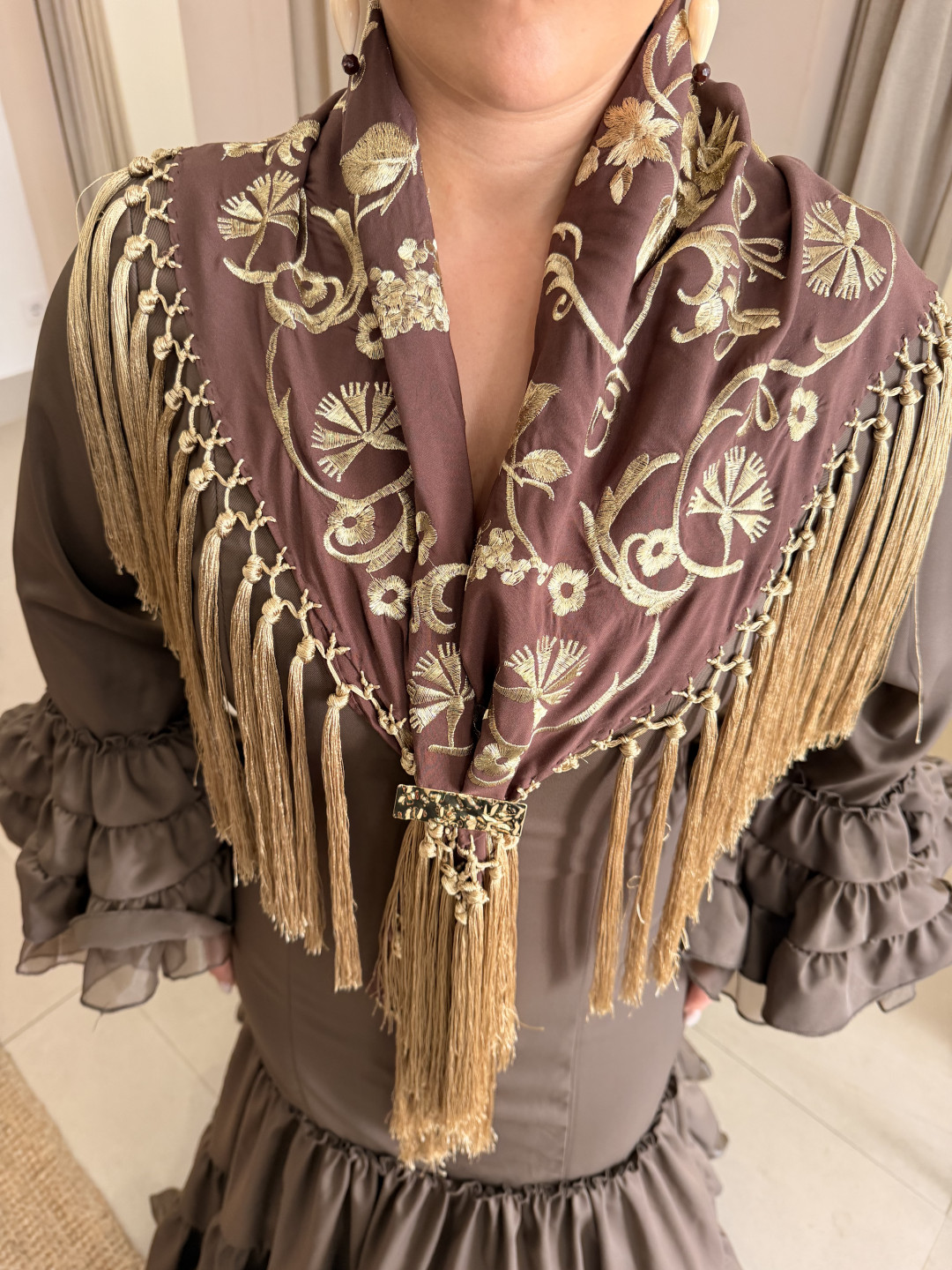 Manton marron bordado dorado