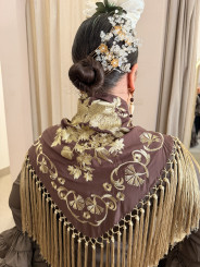 Manton marron bordado dorado