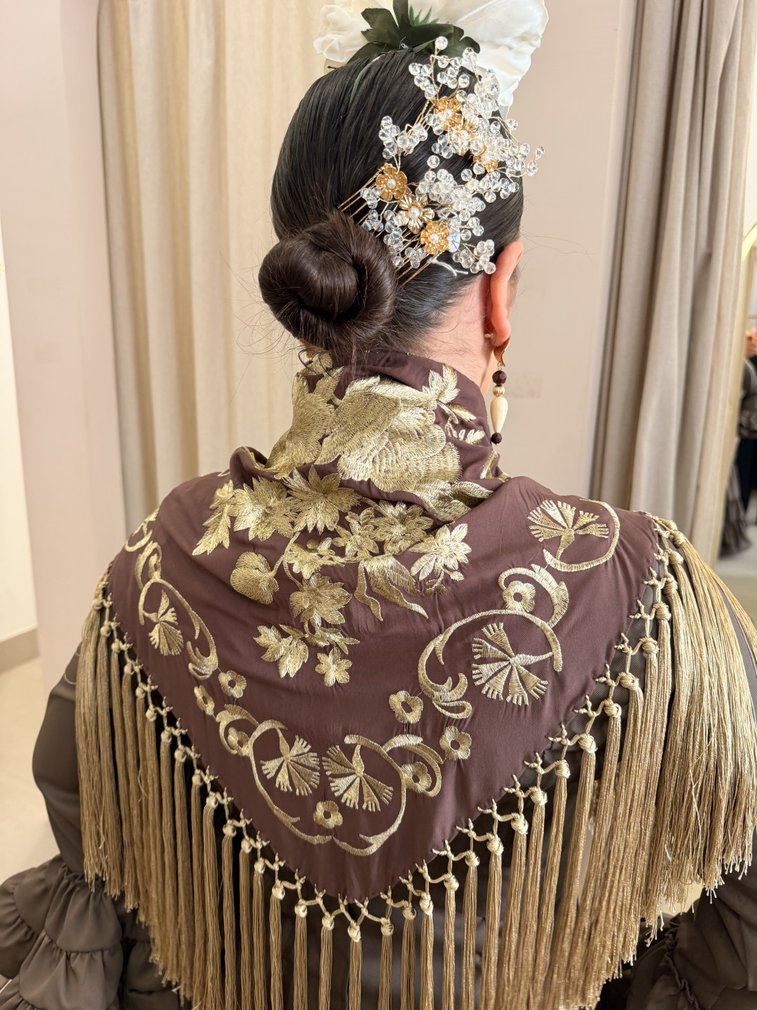 Manton marron bordado dorado