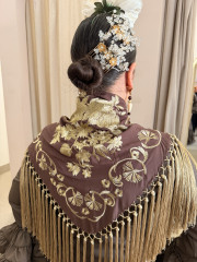 Manton marron bordado dorado