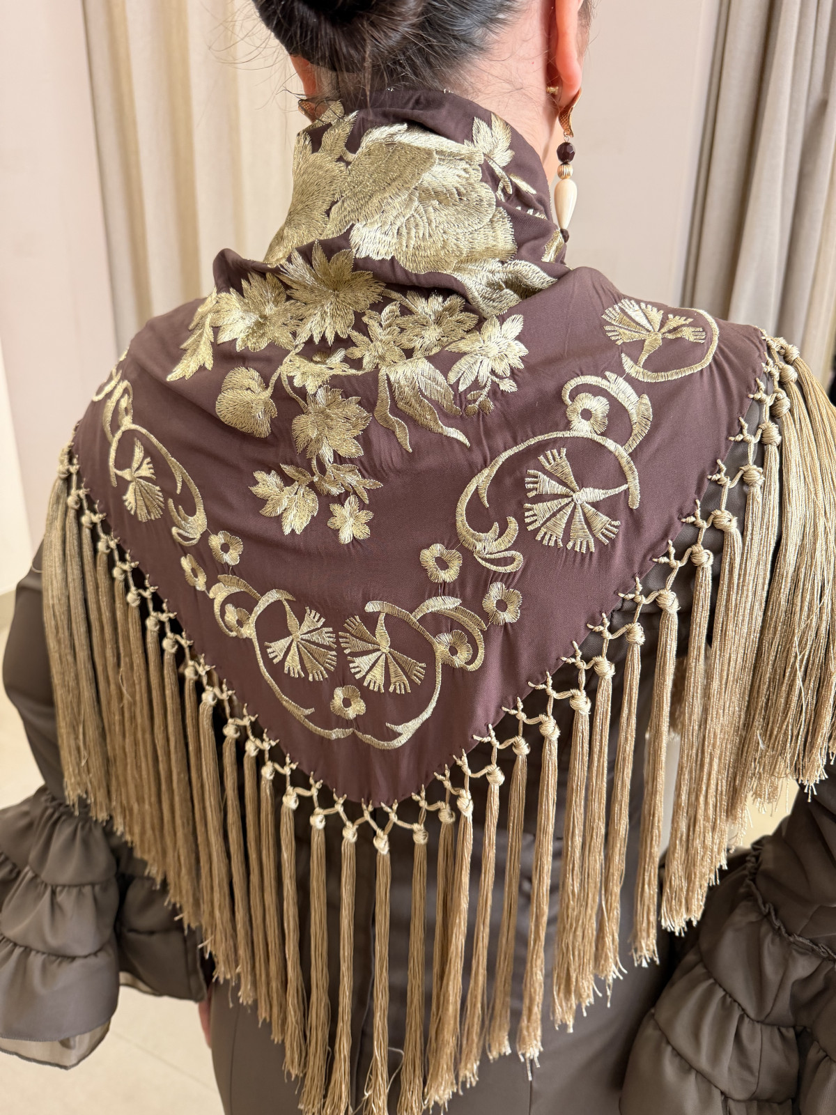 Manton marron bordado dorado