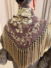 Manton marron bordado dorado