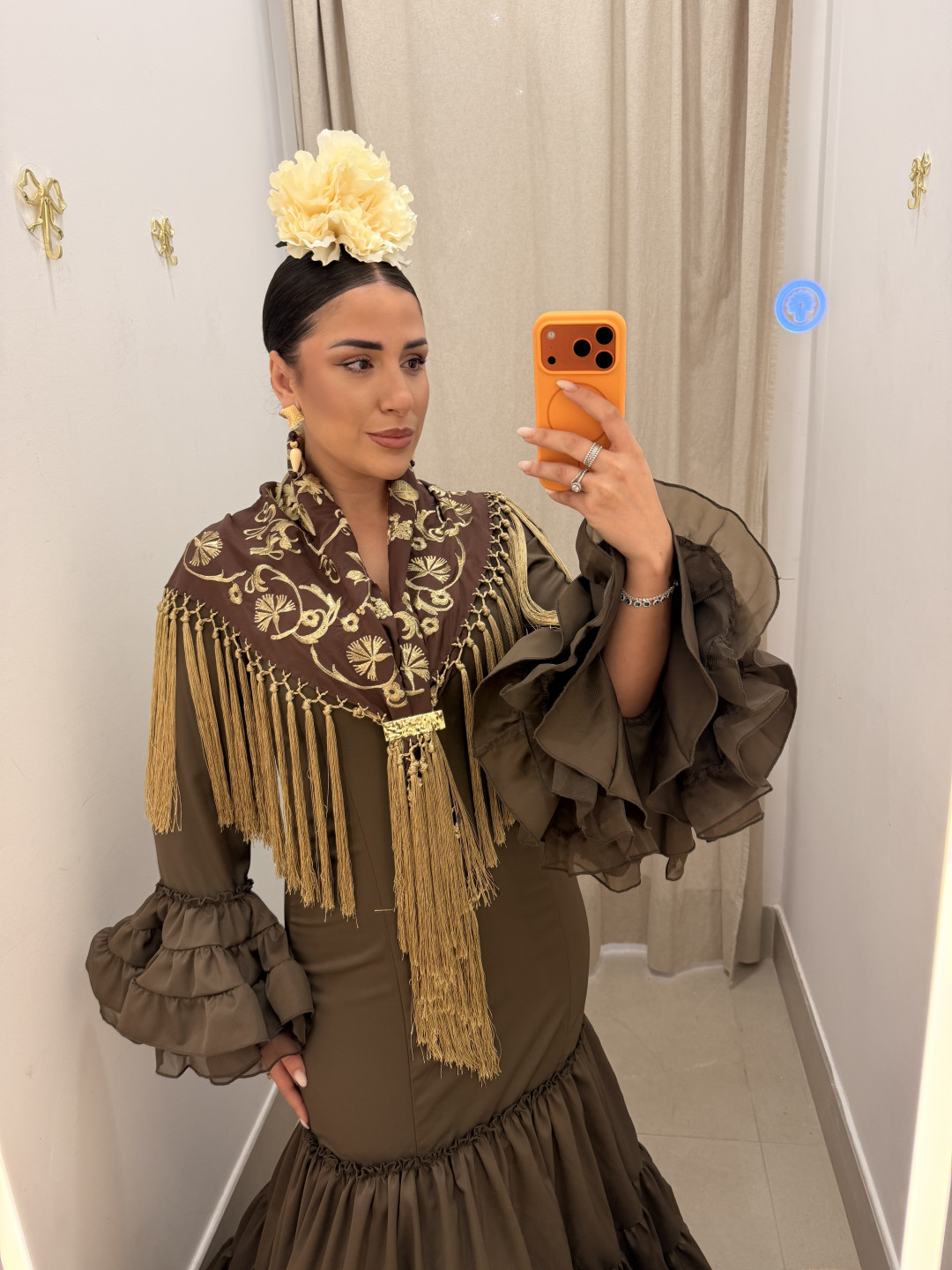 Manton marron bordado dorado