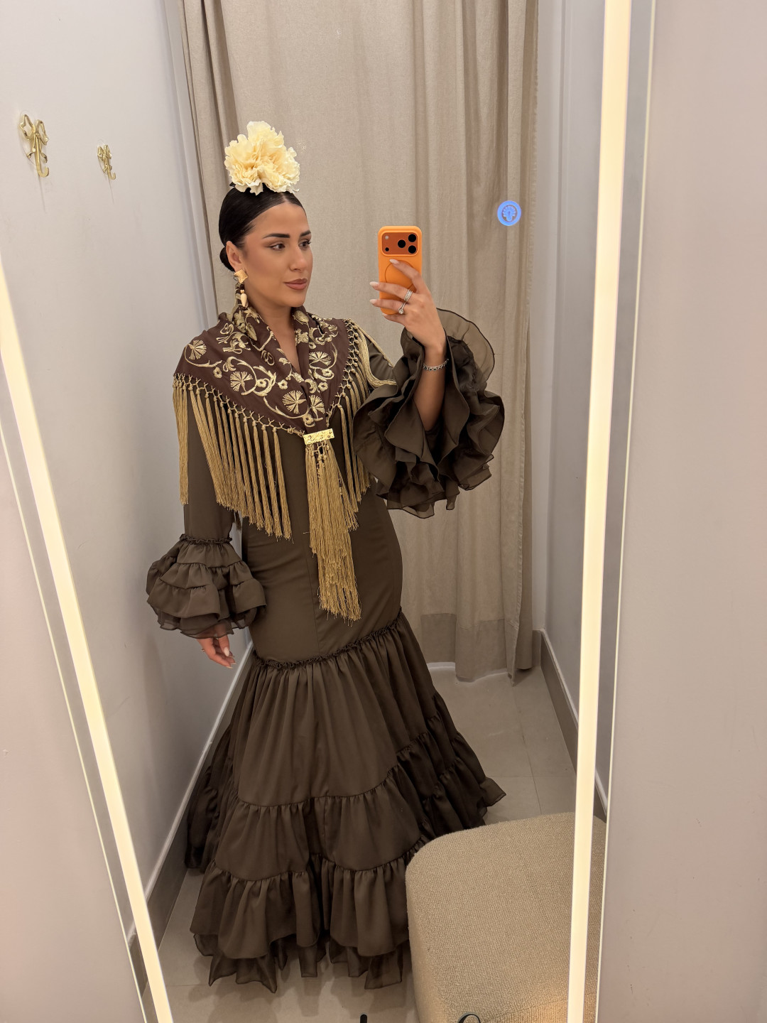 Manton marron bordado dorado